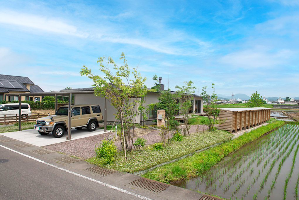 大分県大分市の「日本ハウジング」が建てた田園に建つ平屋